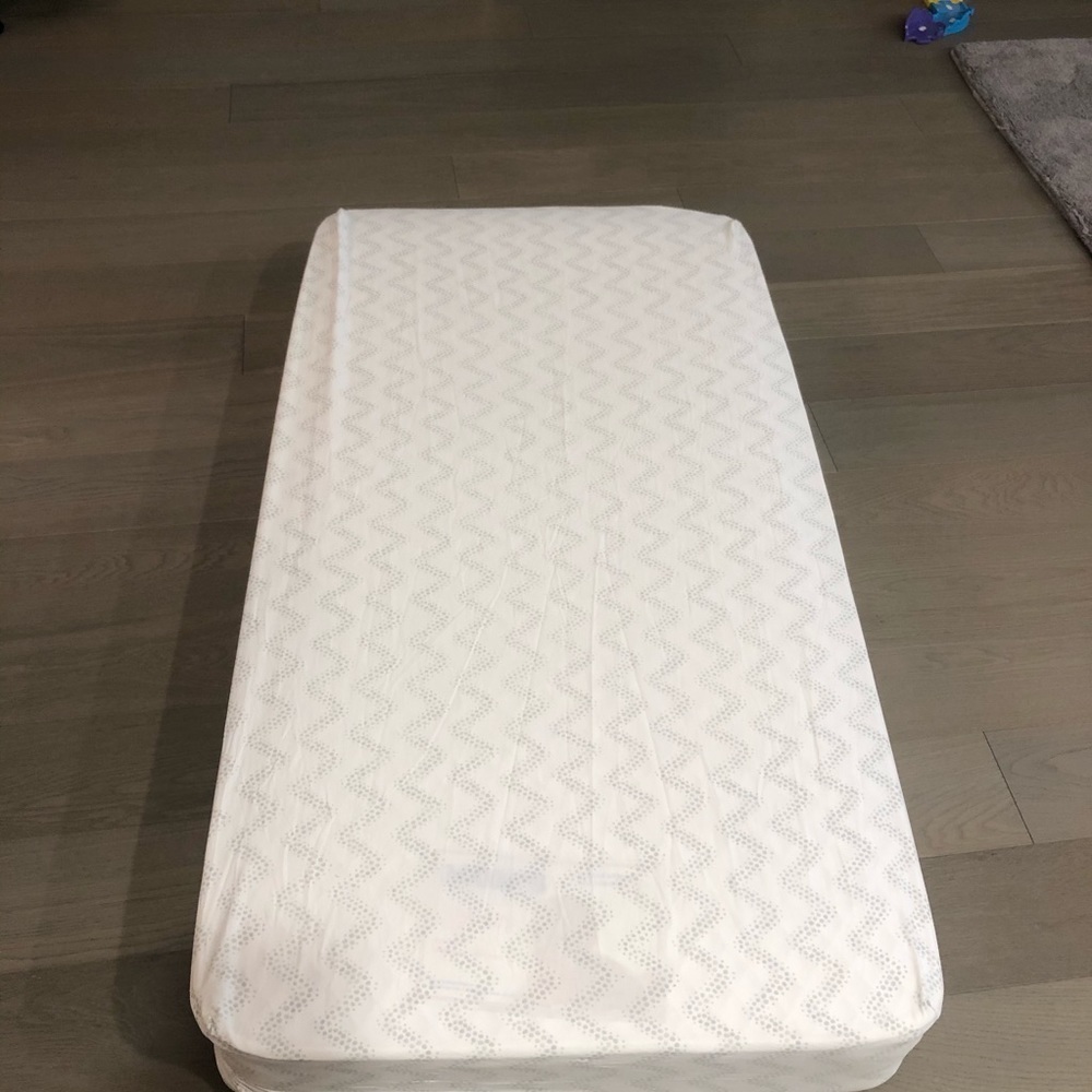 POTTERY Bark Kids Crib Sheet-White and Gray
